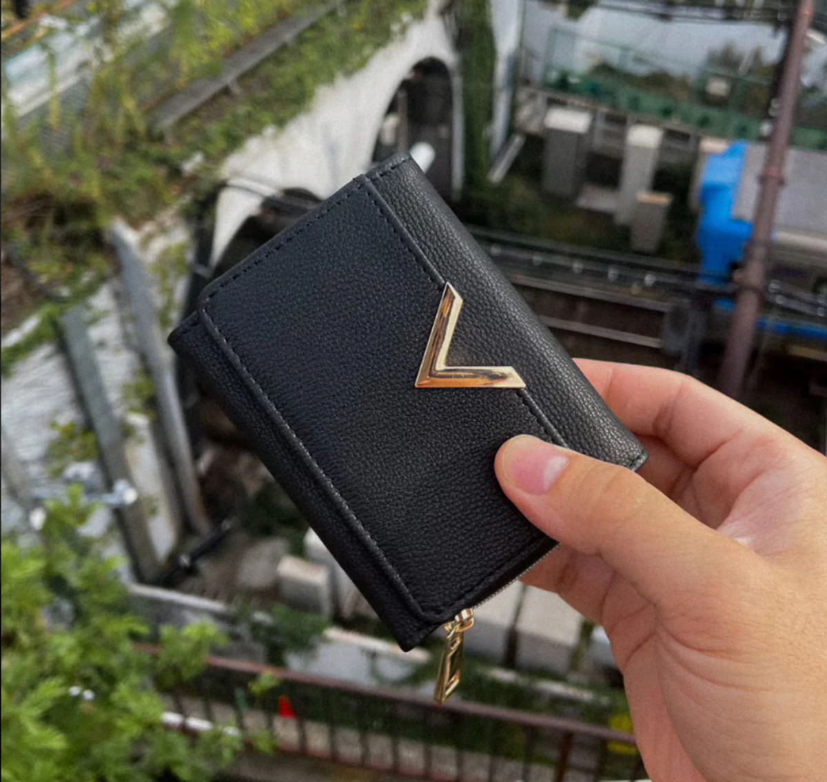 レシート調の帯に包まれた財布型小説とはの画像