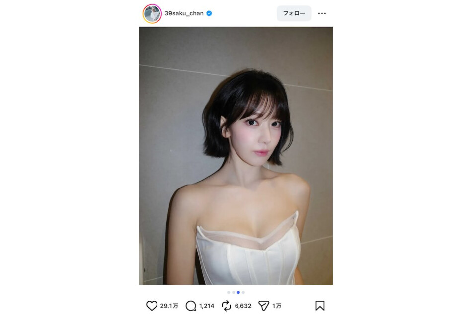 SAKURA、オフショルダーの白ドレス姿披露