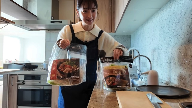 秋田料理を頬張る佐々木希