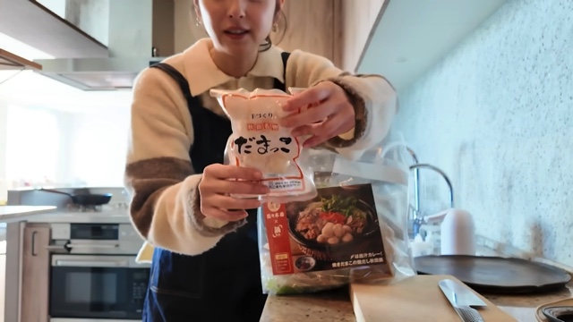 秋田料理を頬張る佐々木希