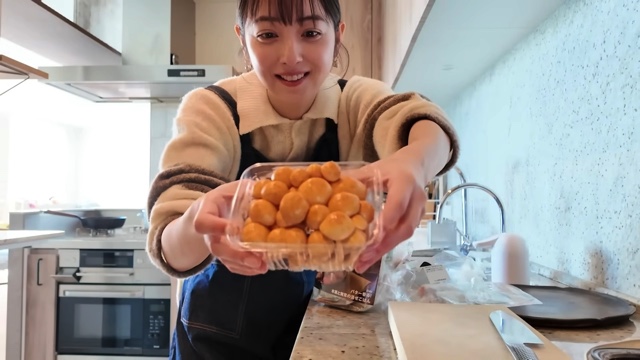 秋田料理を頬張る佐々木希