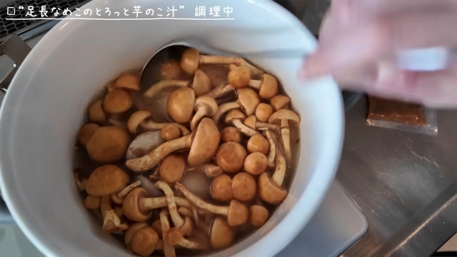 秋田料理を頬張る佐々木希