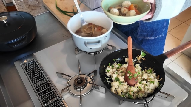 秋田料理を頬張る佐々木希