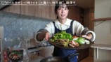 秋田料理を頬張る佐々木希
