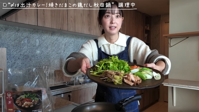 秋田料理を頬張る佐々木希