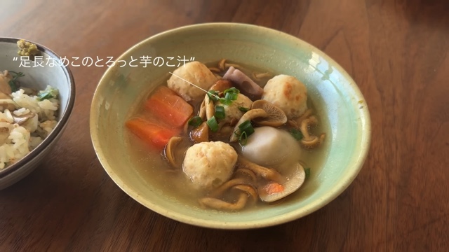 秋田料理を頬張る佐々木希