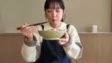 秋田料理を頬張る佐々木希