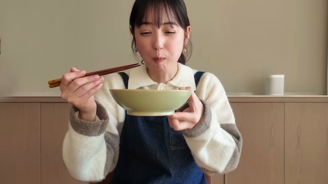 秋田料理を頬張る佐々木希