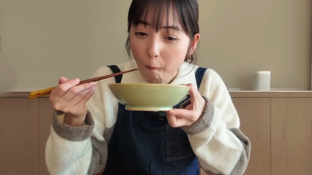 秋田料理を頬張る佐々木希