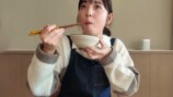 秋田料理を頬張る佐々木希