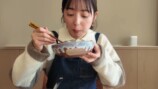 秋田料理を頬張る佐々木希