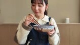 秋田料理を頬張る佐々木希