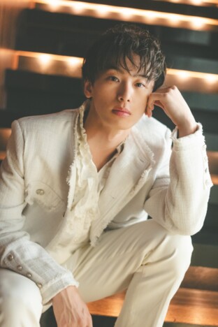 REAL AKIBA BOYZ・龍のファースト写真集　ヤンチャな少年らしさとアンニュイな大人の表情の表紙ビジュアル