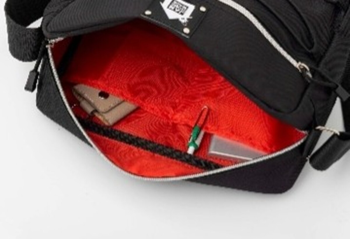 「からあげクン」「ネオバタくん」のポーチの画像