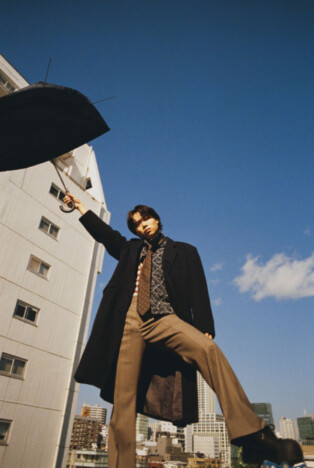 俳優・太田将熙、スーツ姿で魅せる新カレンダー「ASTRAL OFFICE」発売決定