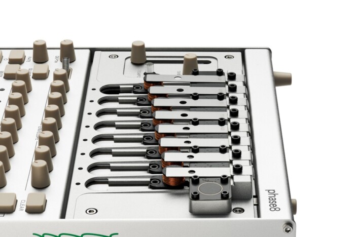 コルグ、振動する物体を音源とする「アコースティック・シンセシス」採用の『phase8』を発表