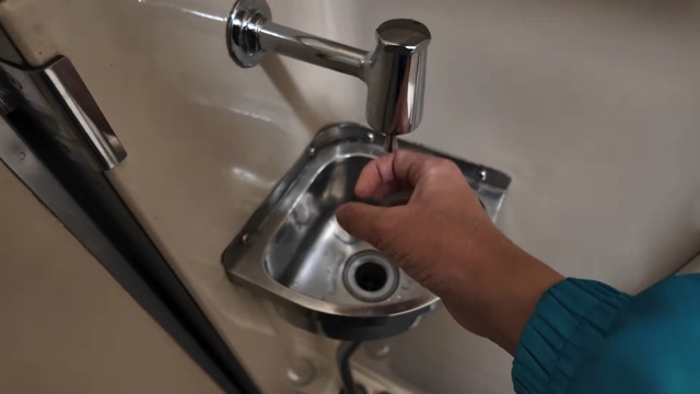 スーツが紹介した快速列車『はまゆり1号』