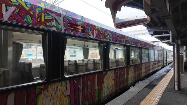 スーツが紹介した快速列車『はまゆり1号』