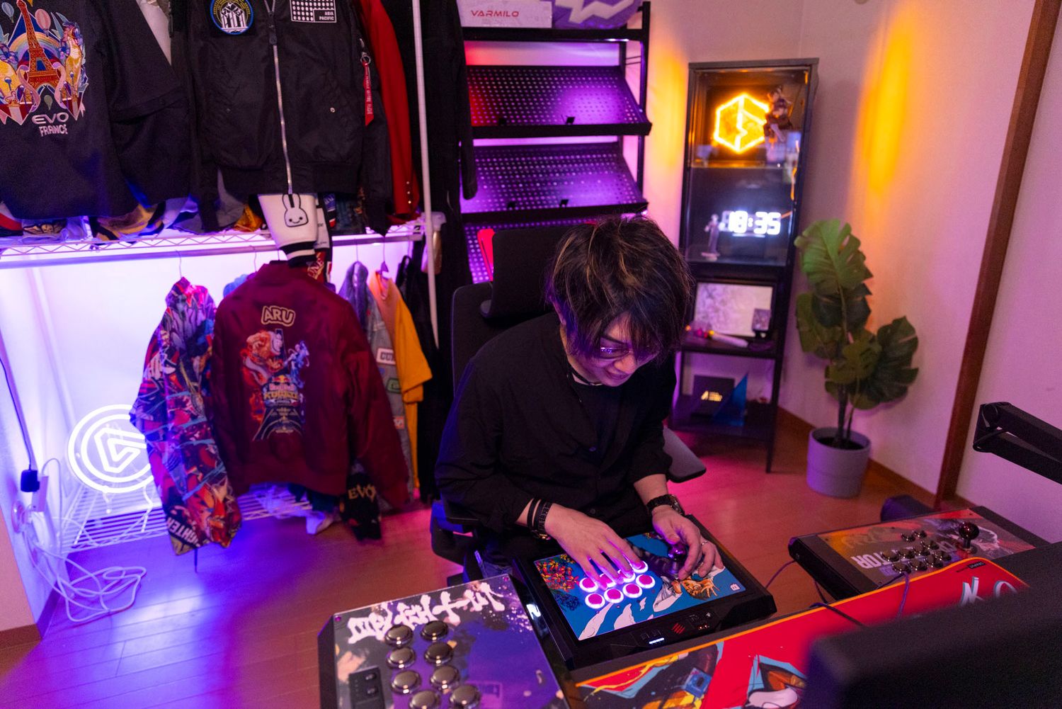 アール“新・配信部屋”を独占ルームツアーの画像