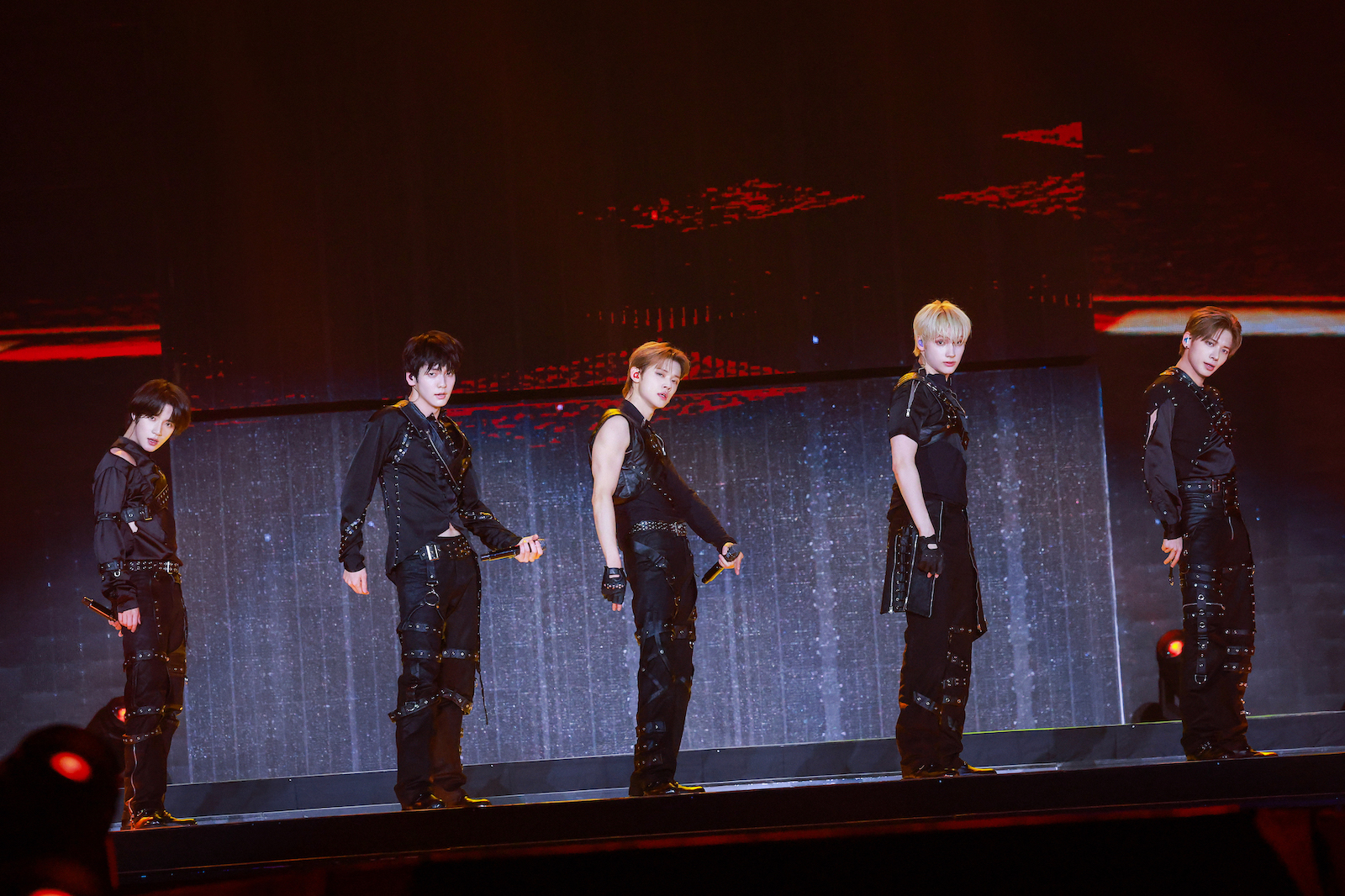 TOMORROW X TOGETHER (P)&(C) BIGHIT MUSIC