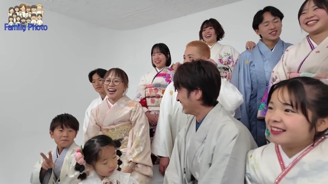 家族写真を撮影するうるしやま家