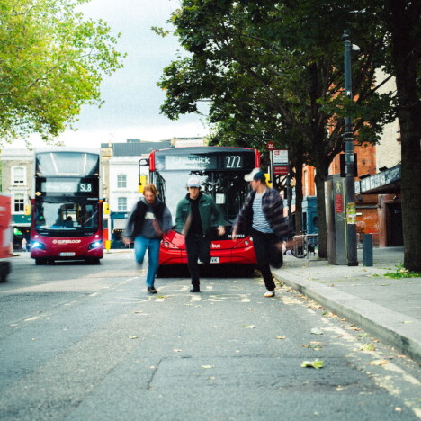 UKインディーフォークトリオ Tors、新曲「Must Confess」リリース　マイルズ・スミスとの共作