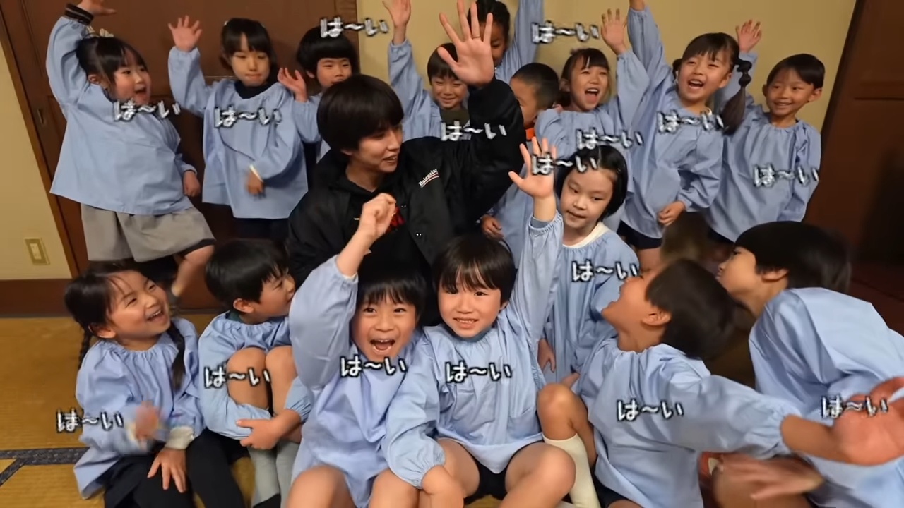 はじめしゃちょー、園児とわんこそば対決の画像