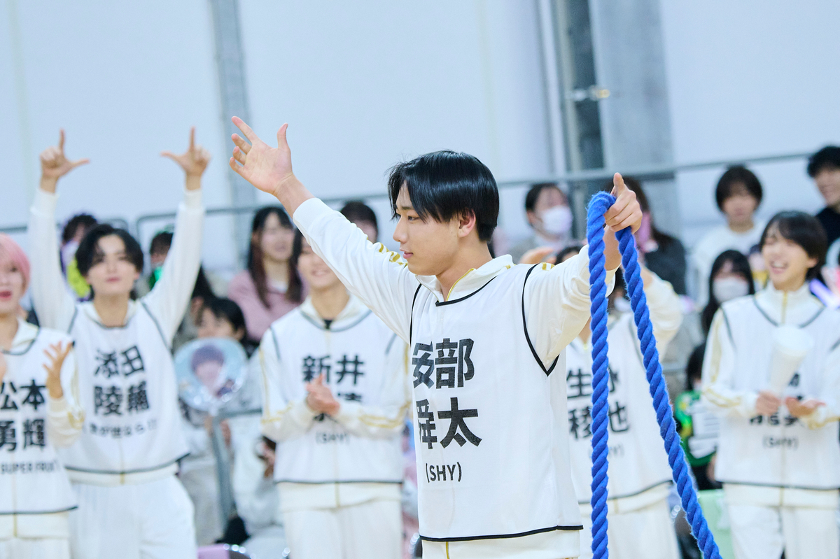 つば男メンバーが紅白対抗で真剣勝負! 観客を前にスター性でも競い合った『つば男 新春大運動会 2026』の画像1-2