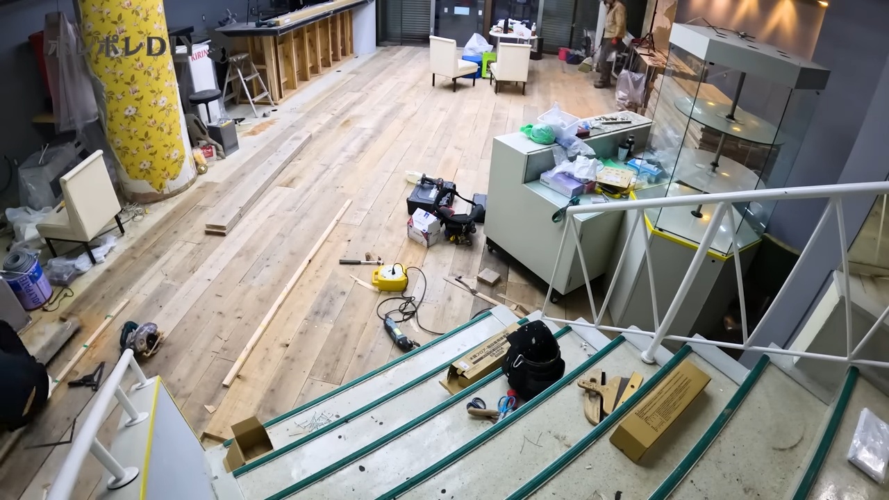 DIY系YouTuber、“廃墟ビル”をバーに改装の画像