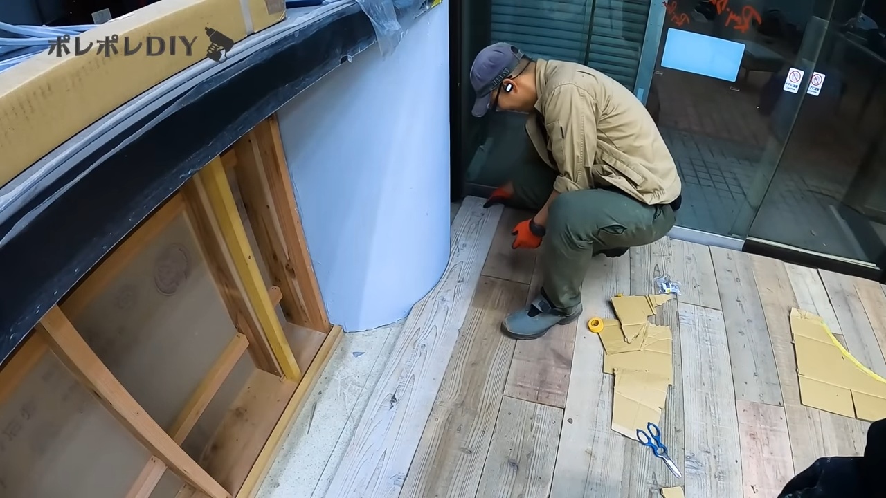 DIY系YouTuber、“廃墟ビル”をバーに改装の画像