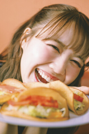 超ときめき♡宣伝部・吉川ひより初写真集　猫とたわむれる自然体カットも