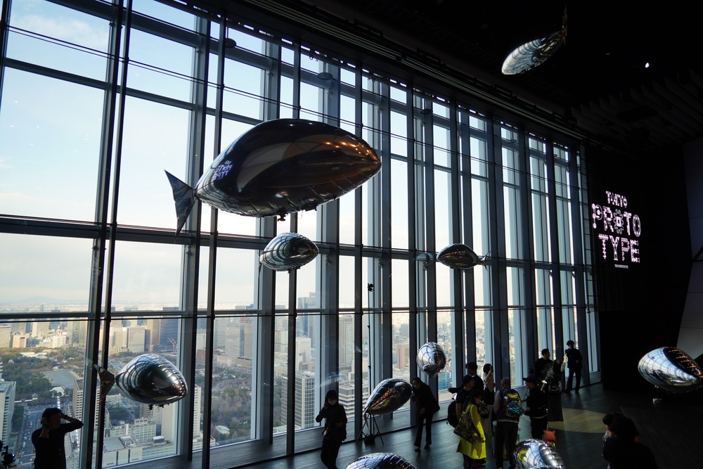 空中を泳ぐ魚のインスタレーション