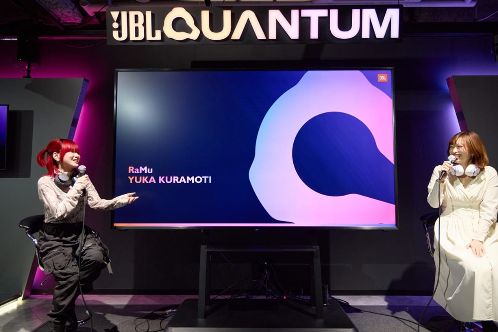 ステージに登壇する倉持由香とRaMu