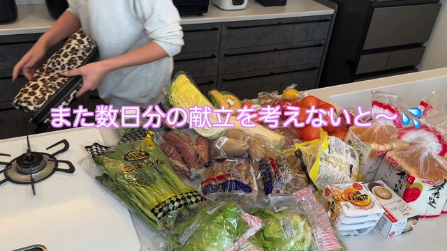 大量のサンドウィッチを作るなかよしだいかぞくの母