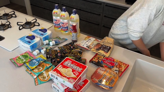 大量のサンドウィッチを作るなかよしだいかぞくの母