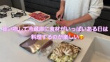 大量のサンドウィッチを作るなかよしだいかぞくの母