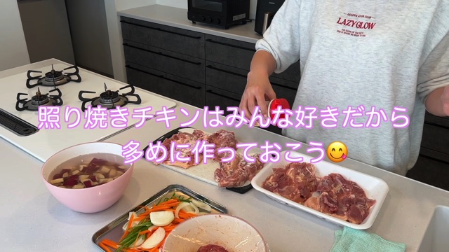 大量のサンドウィッチを作るなかよしだいかぞくの母