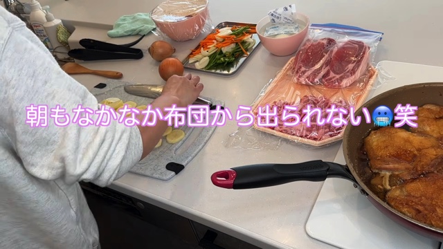 大量のサンドウィッチを作るなかよしだいかぞくの母