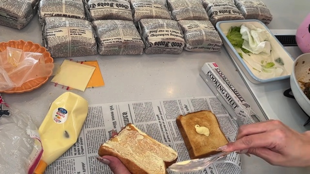 大量のサンドウィッチを作るなかよしだいかぞくの母