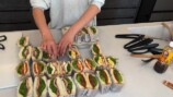 大量のサンドウィッチを作るなかよしだいかぞくの母
