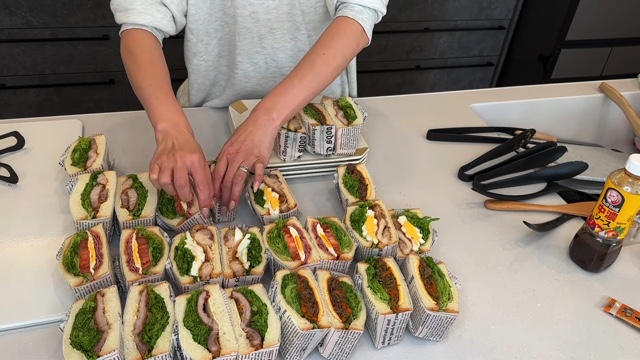 大量のサンドウィッチを作るなかよしだいかぞくの母