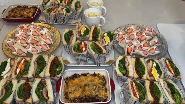 大量のサンドウィッチを作るなかよしだいかぞくの母