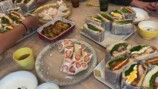 大量のサンドウィッチを作るなかよしだいかぞくの母