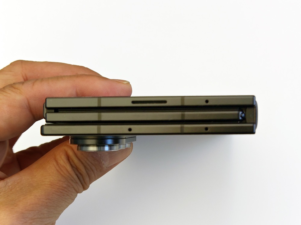 12.9mmと厚いボディー