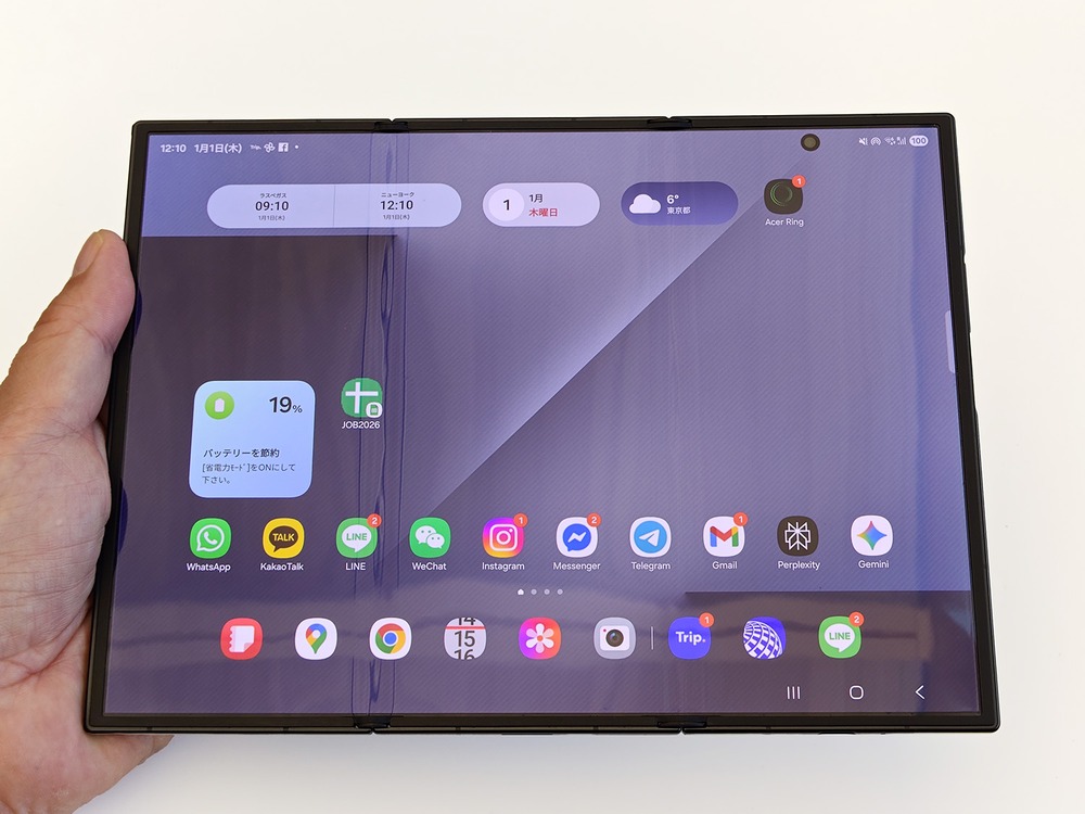 完全に開くと10インチタブレット