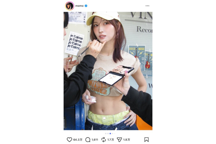 TWICE MOMO、引き締まったスタイルに「かっこかわいい！」「美腹筋」　Onitsuka Tigerのスポーティなコーデ披露