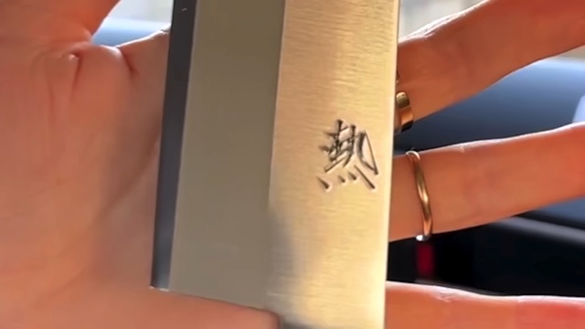 鍛冶屋で包丁の切れ味に驚くフランス人の料理人