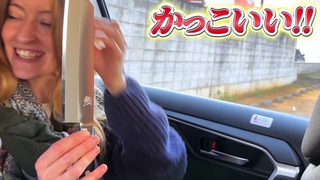 鍛冶屋で包丁の切れ味に驚くフランス人の料理人