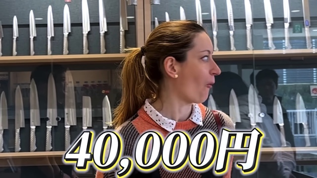 鍛冶屋で包丁の切れ味に驚くフランス人の料理人