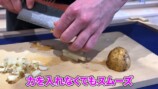 鍛冶屋で包丁の切れ味に驚くフランス人の料理人